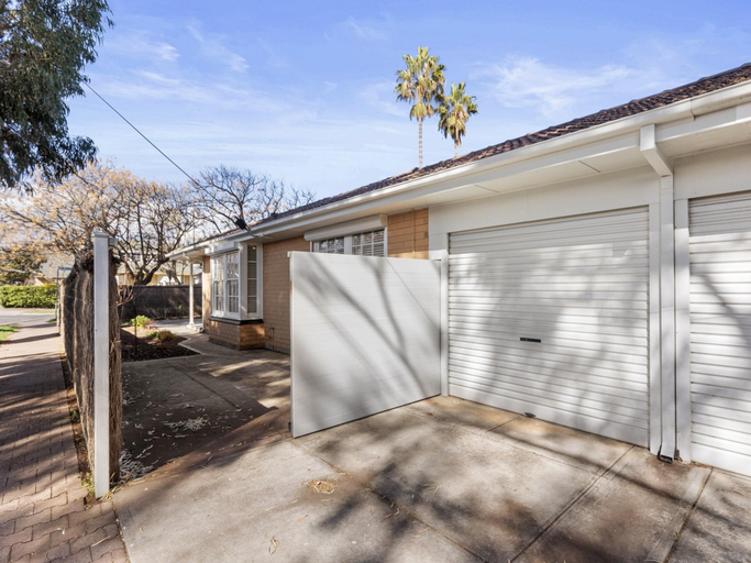 5, Beachside House With Garage and Outdoor Space, Adelaide