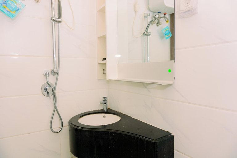 Bathroom 3, Well Furnished And Simply Look Studio Sky House Bsd Apartment, Tangerang Selatan