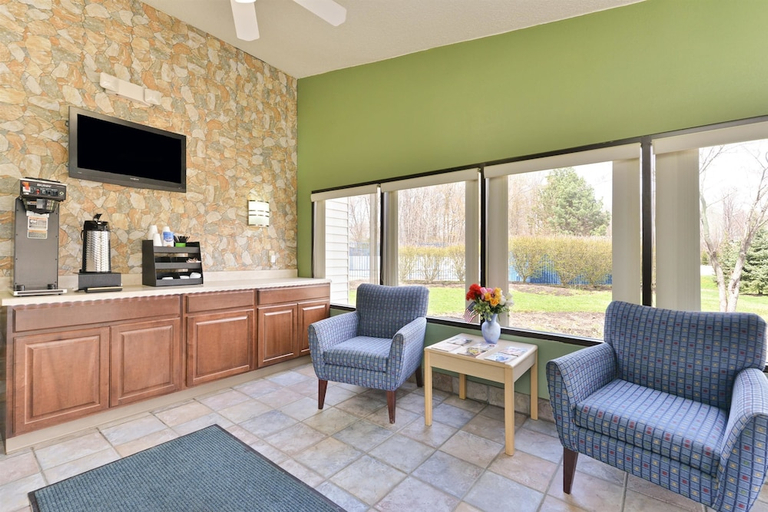 Public Area 2, Mentor Home Inn, Lake
