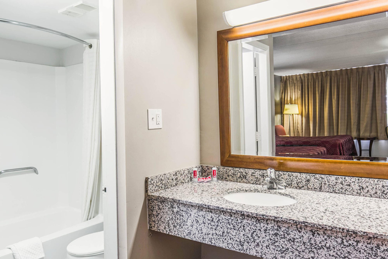 Bathroom 4, Econo Lodge Tallahassee I-10 near University, Leon