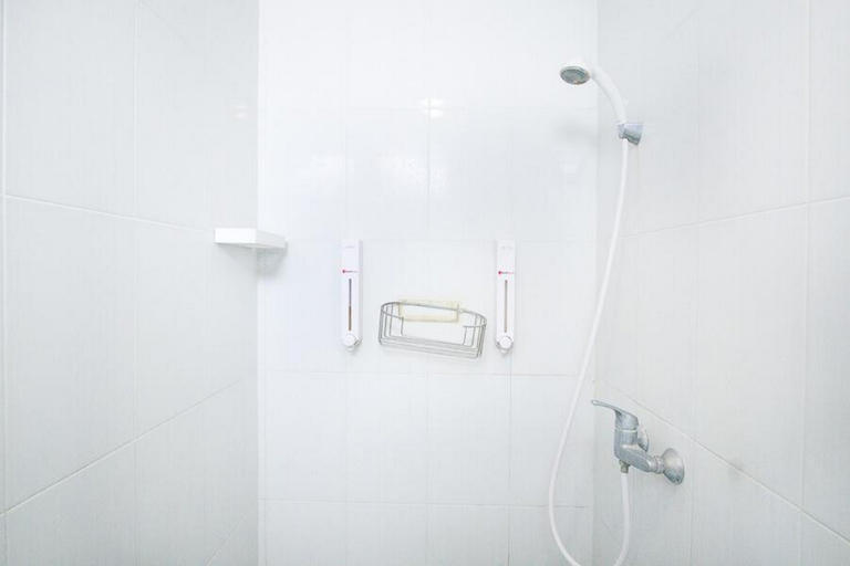 Bathroom 4, RedDoorz Plus near Plaza Indonesia, Central Jakarta