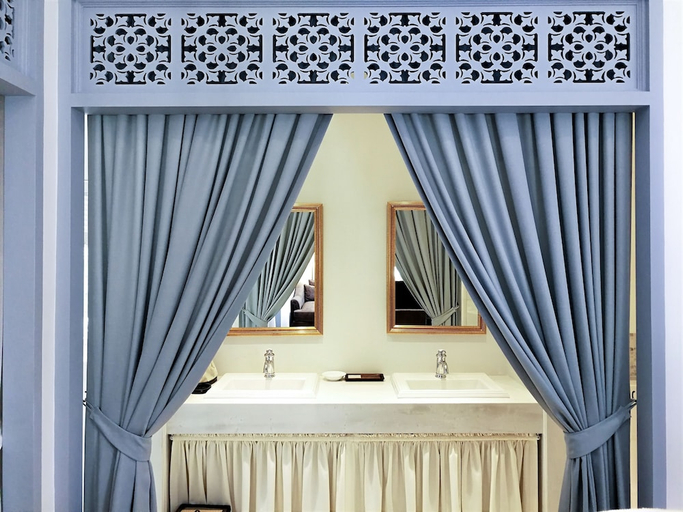 Bathroom 3, Baan Vajra, Bang Rak