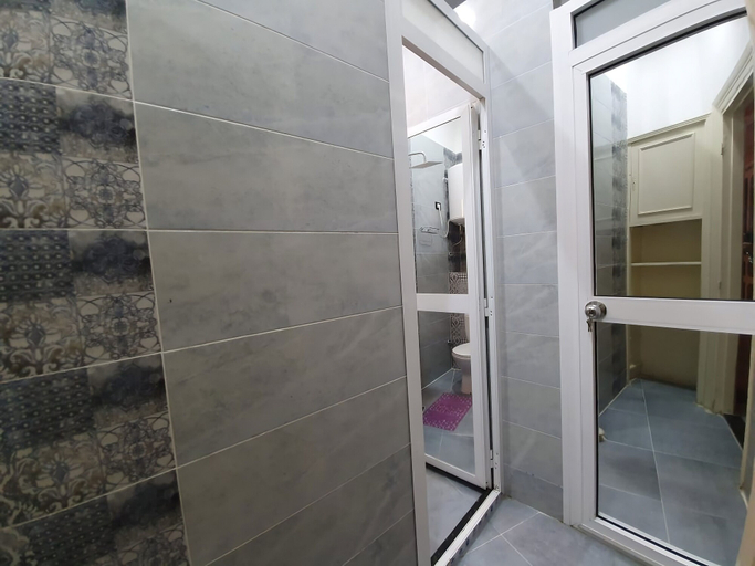 Bathroom 5, Holy Sheet Hostel, 'Abdin