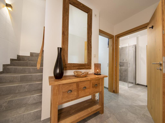 5, Stylish Alpine Chalet with Carport, Zell am See