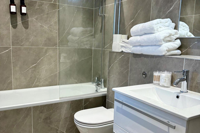 Bathroom 3, 2 Bed Apartment - Sleeps 4, Balcony, Pets Ok, London