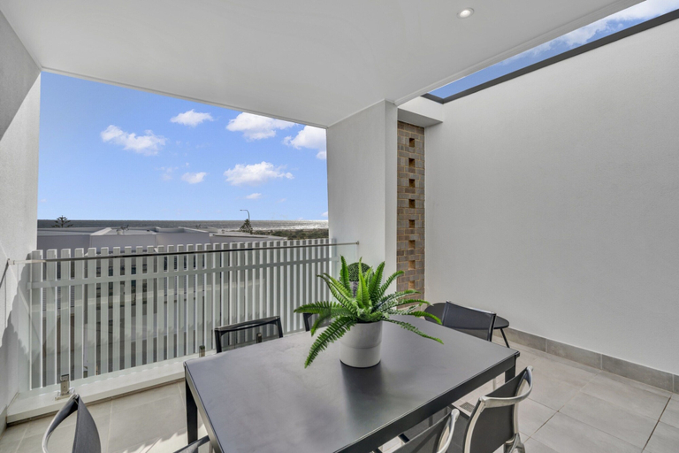 Outdoor dining 3, Oceanview Luxury With Dedicated Workspace, Adelaide