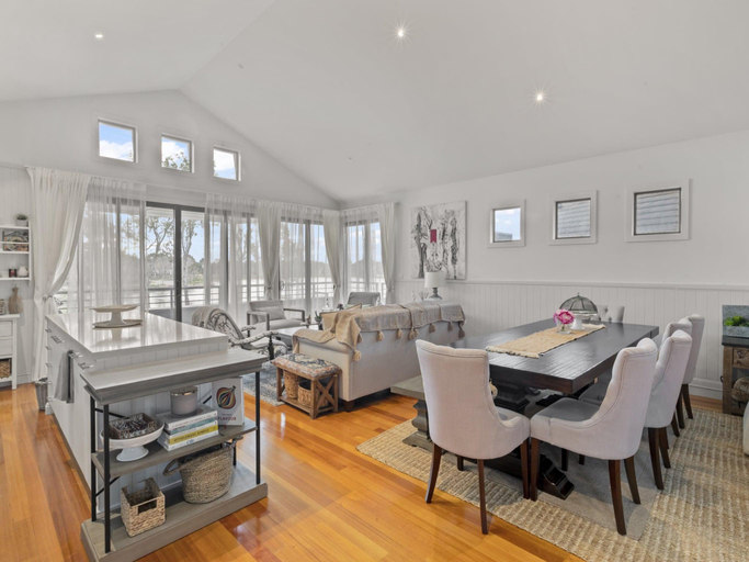 Others 5, Lakeside 3-Bed Family Home with Amazing Views, Melbourne
