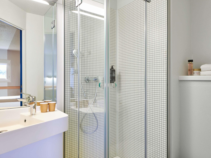 Bathroom 3, ibis budget Versailles Château Saint Cyr, Yvelines
