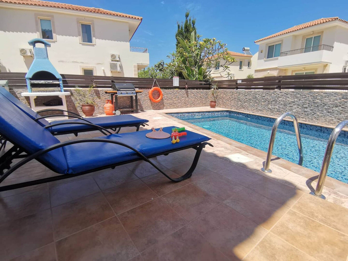 Room 4, Ennazuse - Beautiful 2 Bedroom Villa in Pernera
