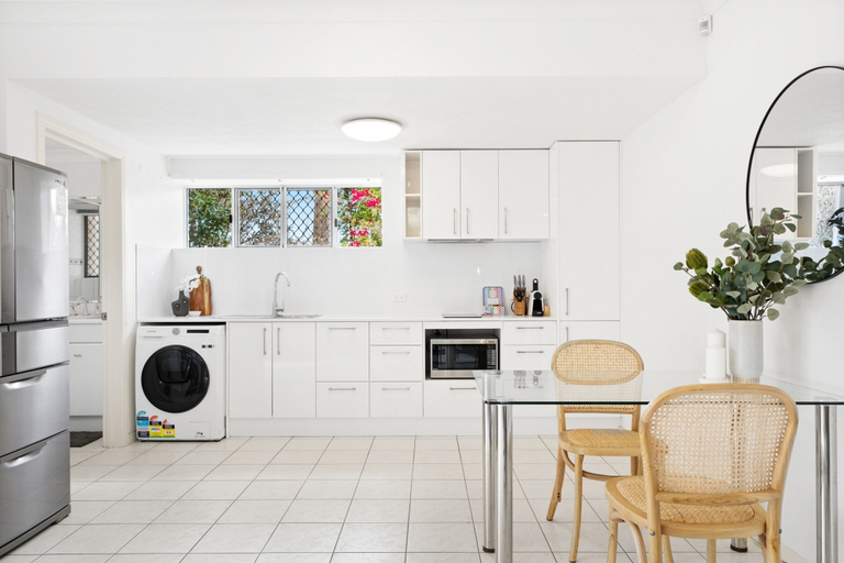 Private kitchen 4, Chic 1-bed Escape With Parking Bridgeman Downs, Bridgeman Downs