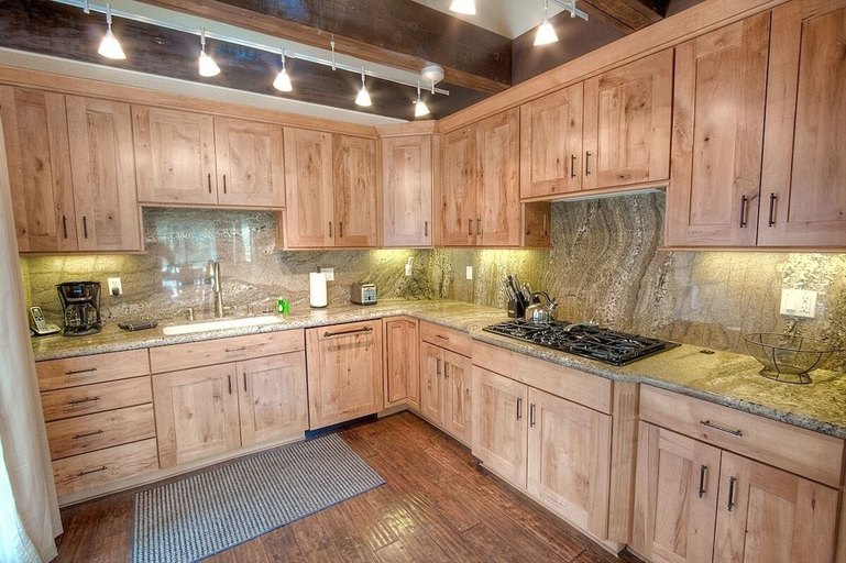 Private kitchen 3, Snowshoe Chalet 3 Bedroom Cabin by RedAwning, El Dorado