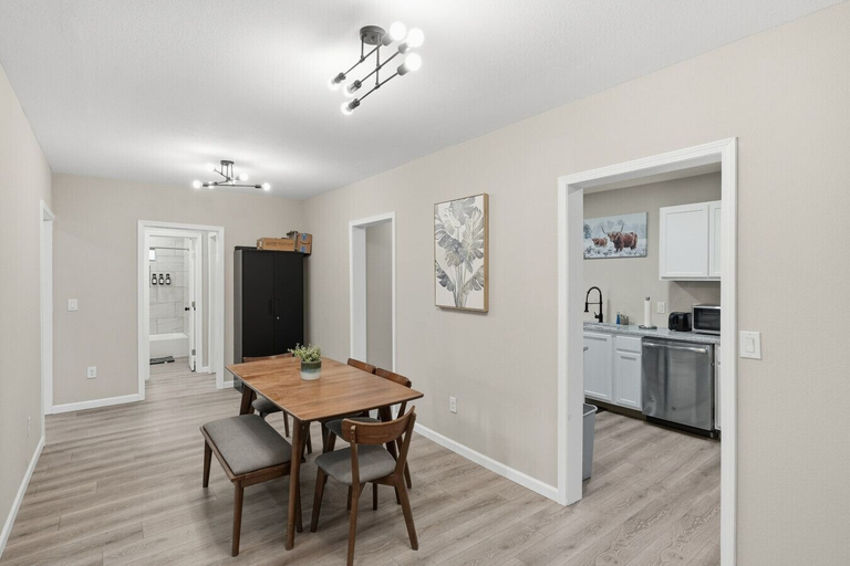 Room 5, Spacious 4BR Haven Perfect for Groups Near DT, Bexar