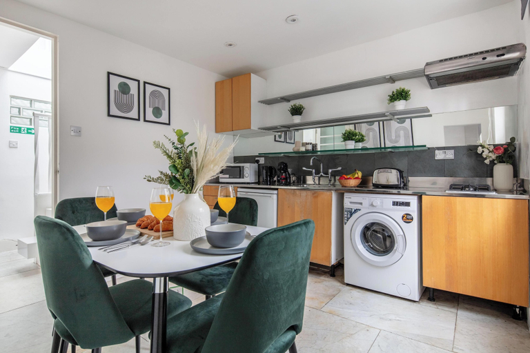 Private kitchen 5, Chic 1BR by Goodge Street Station, London