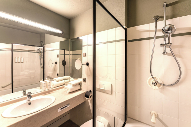 Bathroom 5, Radisson Hotel Düsseldorf City Center, Düsseldorf