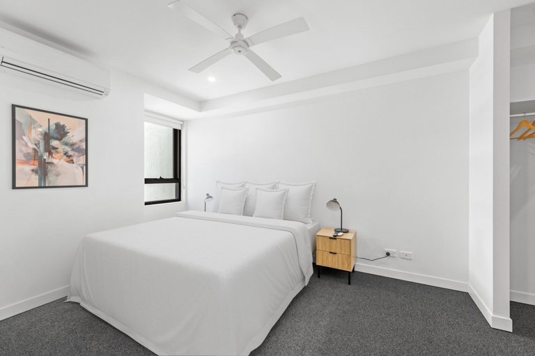 Room 2, Stylish West End Stay With Rooftop Pool & BBQ, West End