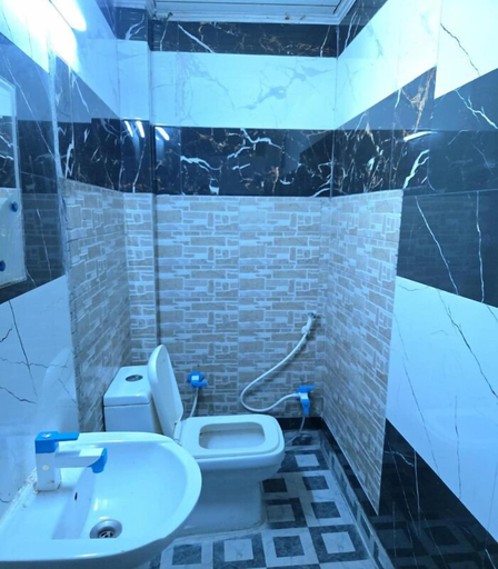 Bathroom 2, Hotel The Raj Palace, Delhi