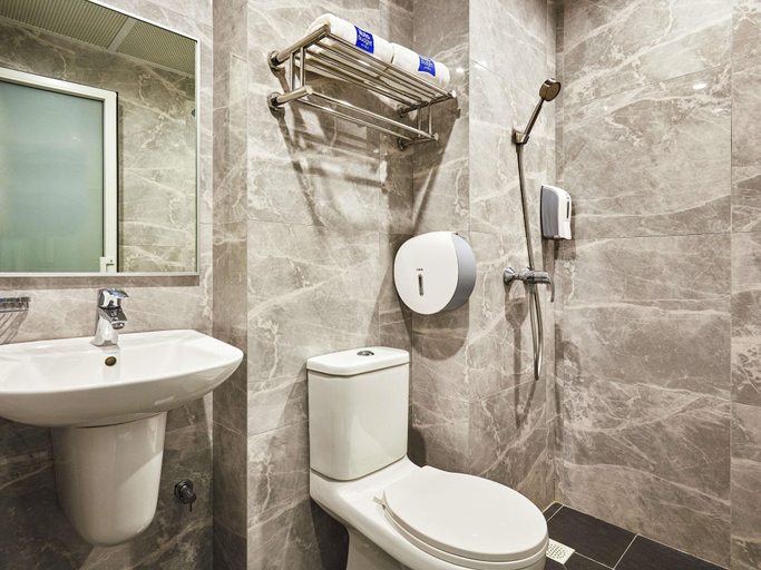 Bathroom 5, ibis budget Singapore Sapphire, Singapore