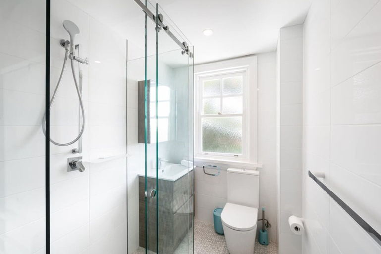 Bathroom 4, Snug 1-bed Unit Across From Bondi Beach, Sydney