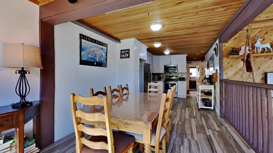 Dining 5, Spacious 2 Bedroom Condo Great For Friends and Families! Hiking, Swimming, Stargazing! by RedAwning, Mono