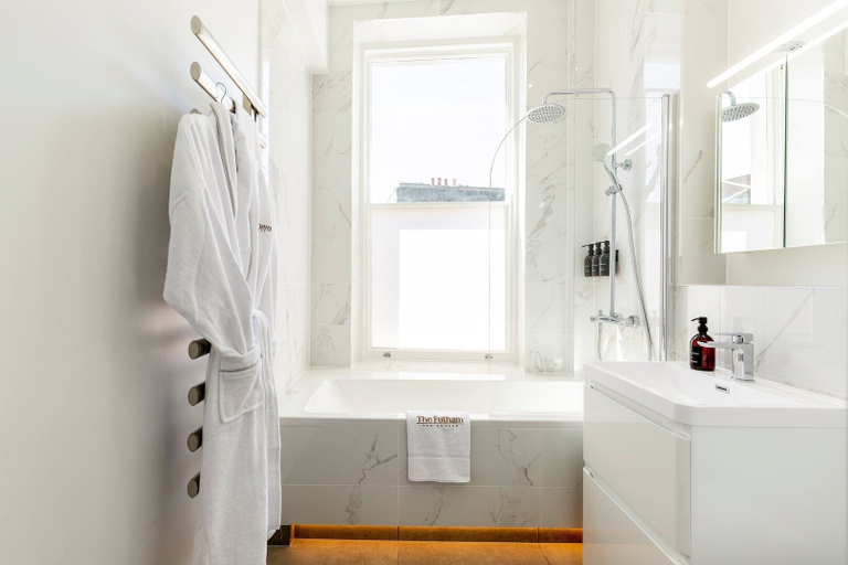 Bathroom 4, Bright Elegant Chelsea Getaway Private Balcony!, London