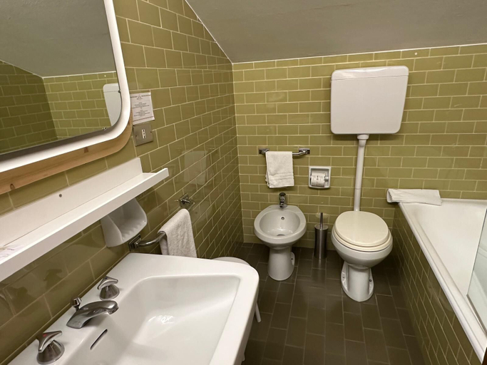 Bathroom 4, Hotel Serena, Belluno