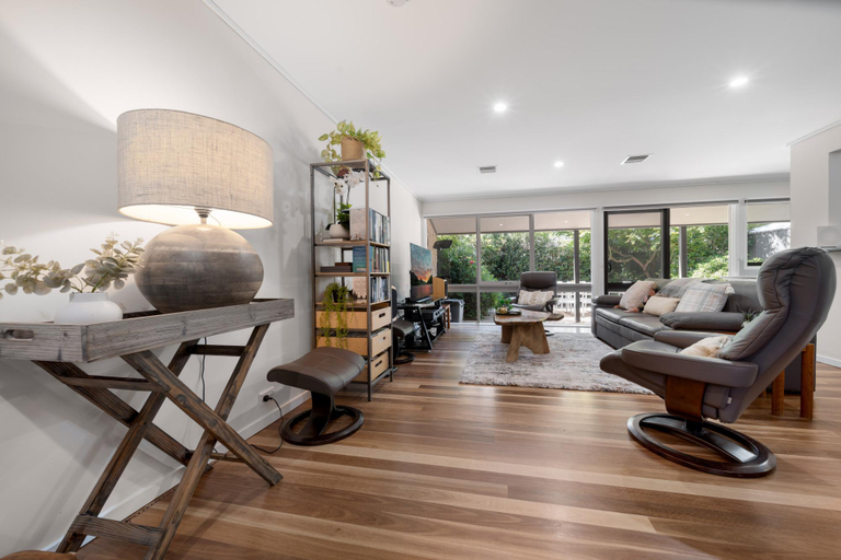 Separate living room 2, Gorgeous 2-Bed Townhouse with Patio, BBQ & Parking, Canberra