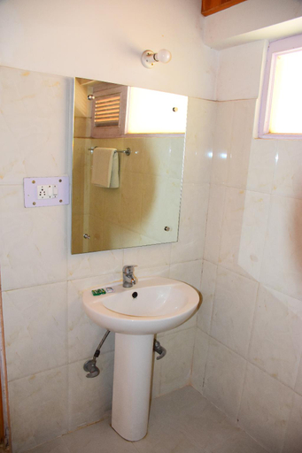 Bathroom 3, hotel Bhrigu, Kullu