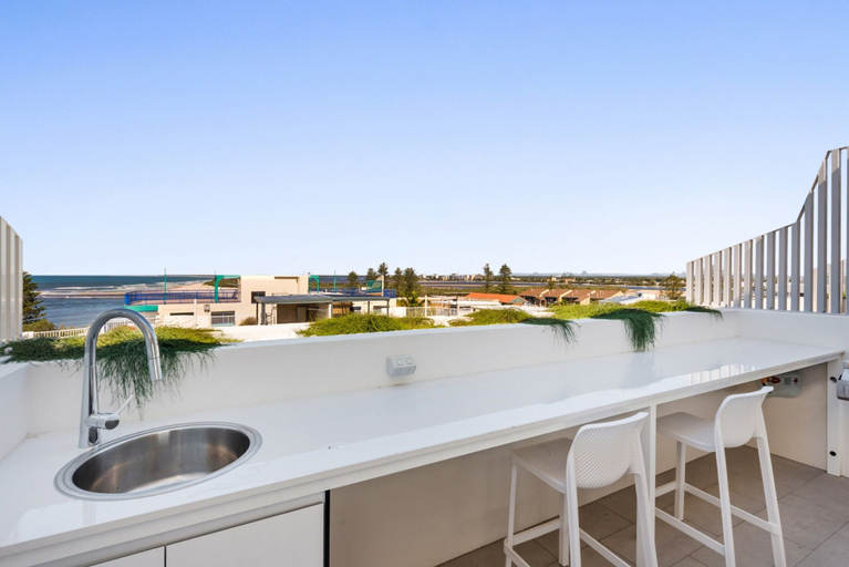 Balcony 5, Luxury 5-floor Unit With Ocean Views Near Beach, Caloundra - Caloundra S.