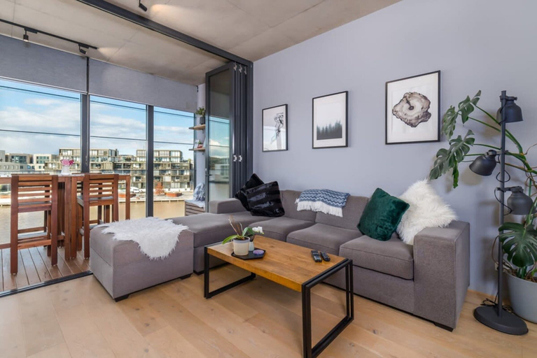 Others 5, Stunning 1BR Apartment with Water Views, Canberra