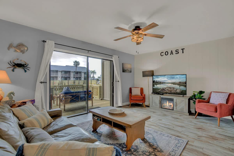Separate living room 2, Fisherman Friend! - Coastal Condo - Views Await!, Aransas
