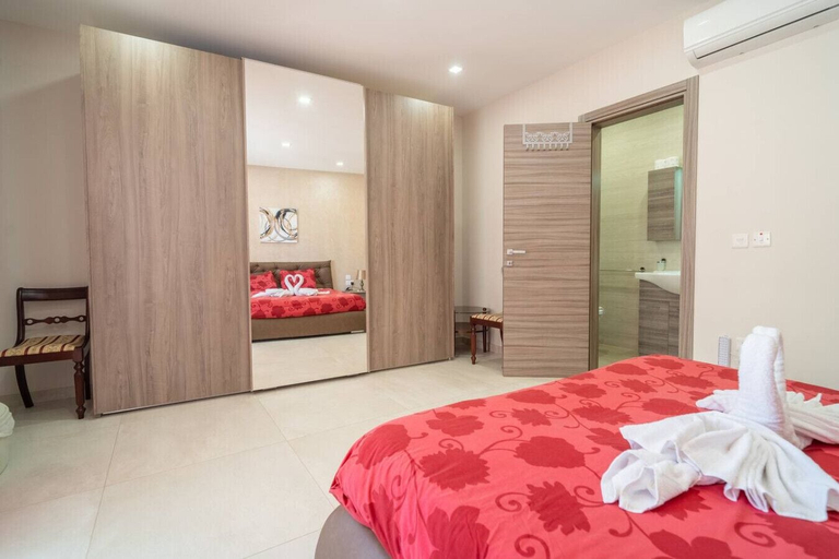 Room 2, Ghajnsielem Retreat 4 Bedrooms Panoramic Terrace