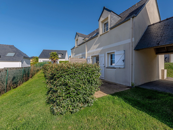 Garden, Peaceful Coastal Stay With Access to Pool, Finistère