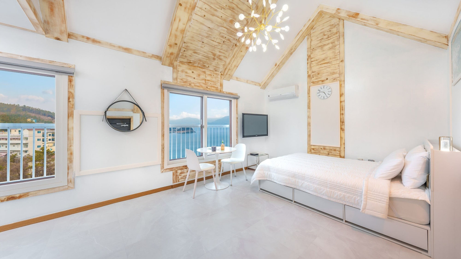 Bedroom 1, Yeosu Dulggot Pension, Yeosu