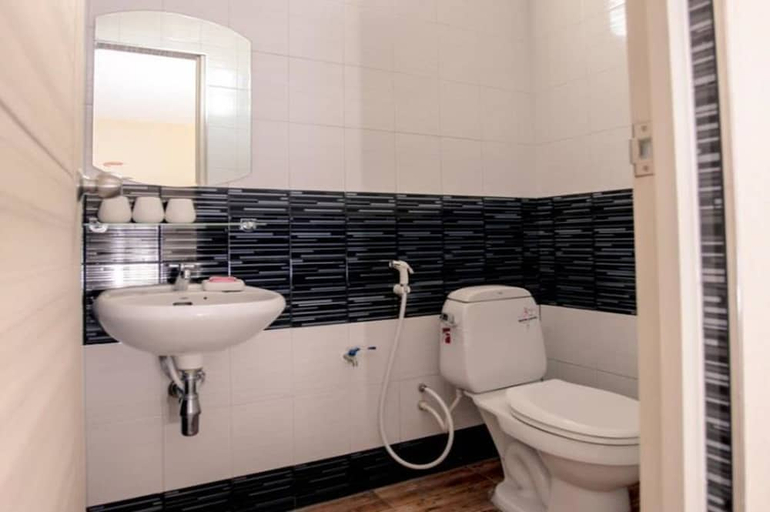 Bathroom 3, Klang Muang at Nongkhai Hotel, Muang Nong Khai