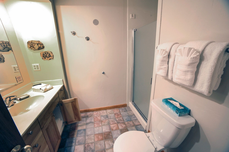 Bathroom, Sunnyside Knoll: 12 1 Bedroom Apts, Larimer