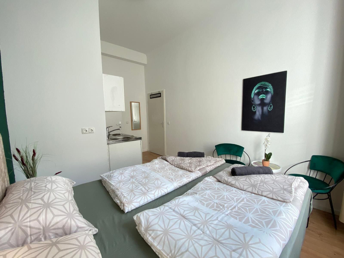 Room 3, Spacious 8BR Apt with Terrace 16P, Wien