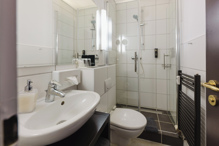 Bathroom 4, Hotel Kaiserhof, Karlsruhe