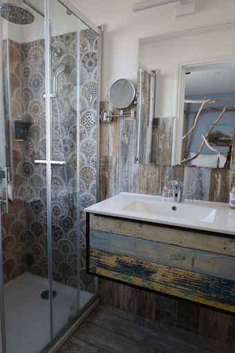 Bathroom 3, Hôtel Le Neptune en Camargue, Bouches-du-Rhône