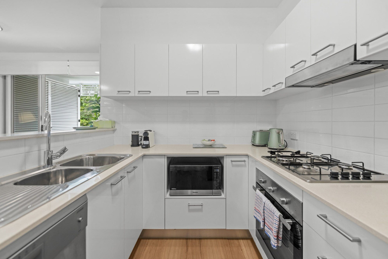 Private kitchen 4, 2-bed Getaway With Shared Pool & BBQ Access, Newstead