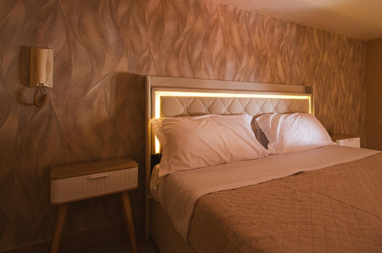 Bedroom 2, Station House, Napoli