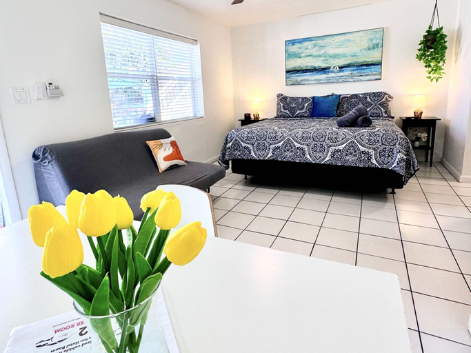 Room 3, Southwinds 2 for 3 King Studio for 3 w Kitchen, Broward