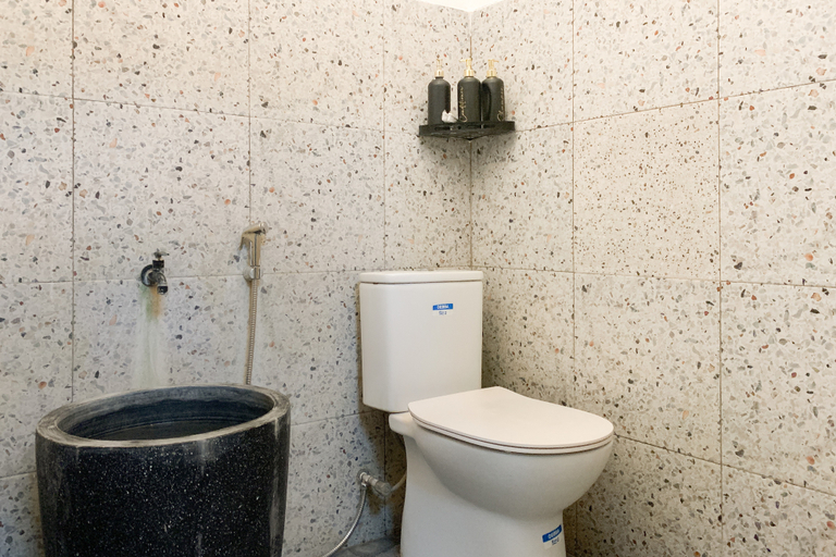 Bathroom 4, RedDoorz @ Villa Zea Sayangheulang Garut, Garut