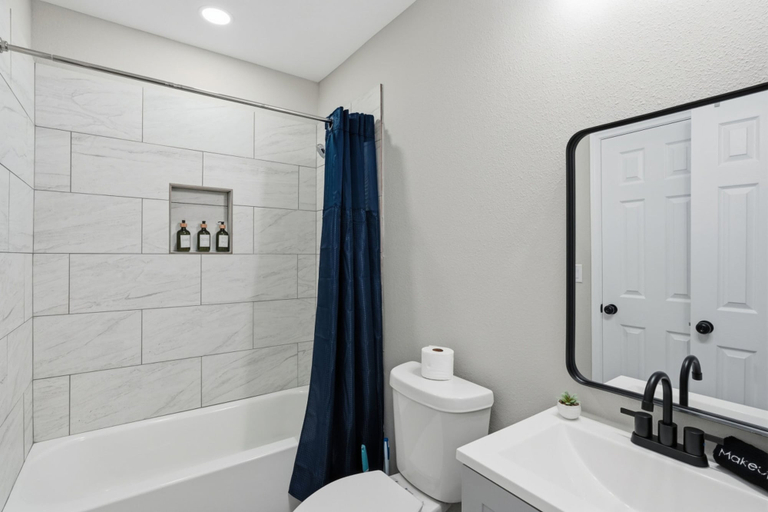Room 5, Cozy 3BR Duplex Insuite Laundry Min to Downtown, Bexar