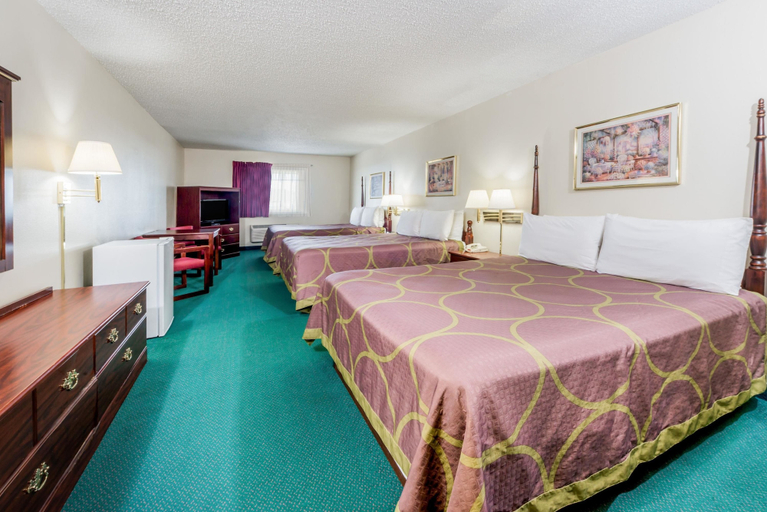 Bedroom 2, Super 8 By Wyndham Jerseyville IL, Jerseyville