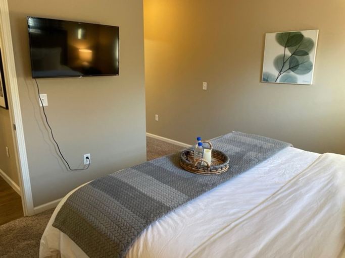 Room 3, Executive 1st Floor 2BR Dublin Area W D Gym, Franklin