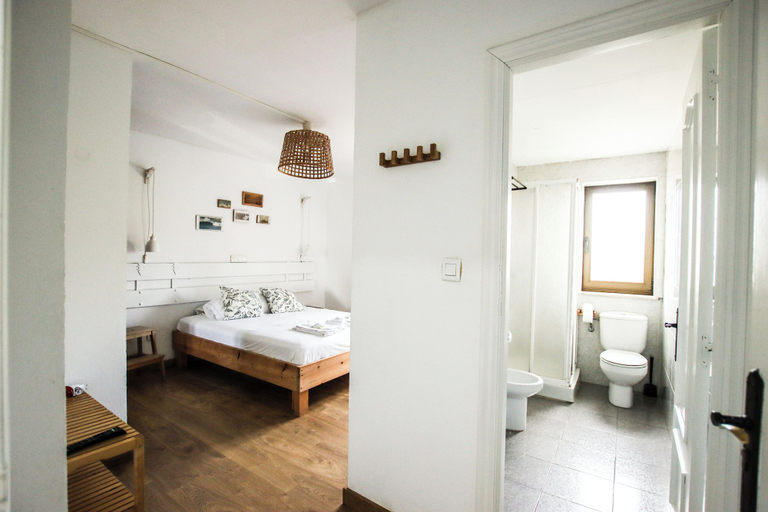 Bathroom 2, Latas Surf Lodge, Cantabria