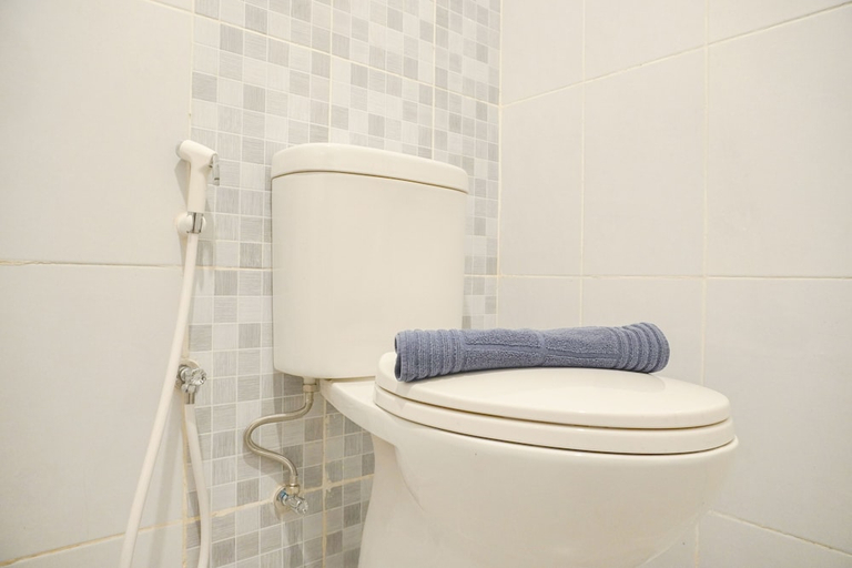Bathroom 3, Comfort And Relaxing 2Br (No Kitchen) Tokyo Riverside Pik 2 Apartment, Tangerang