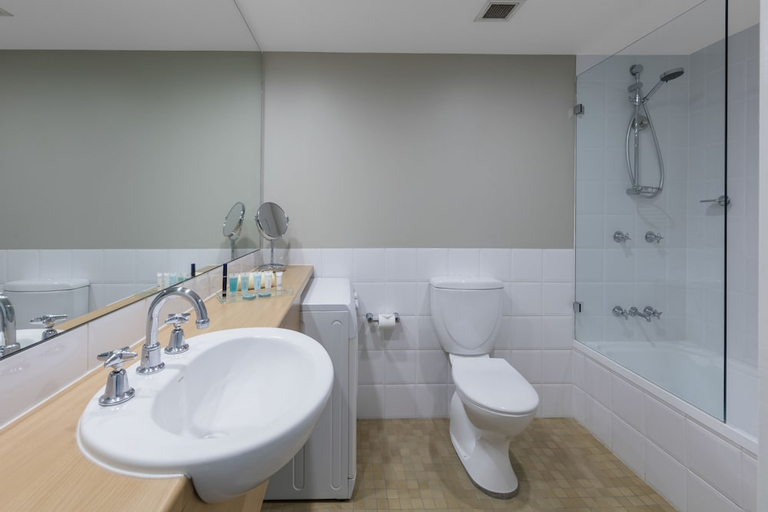 Bathroom 5, Nesuto Parramatta Sydney Apartment Hotel, Sydney