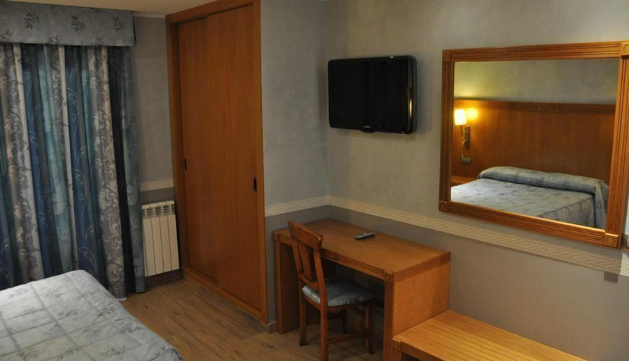 Bedroom 4, Hostal La Font, Lleida