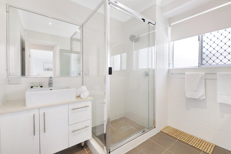 Bathroom, Ground Floor 2-bed Mermaid Beach Pad With Parking, Gold Coast